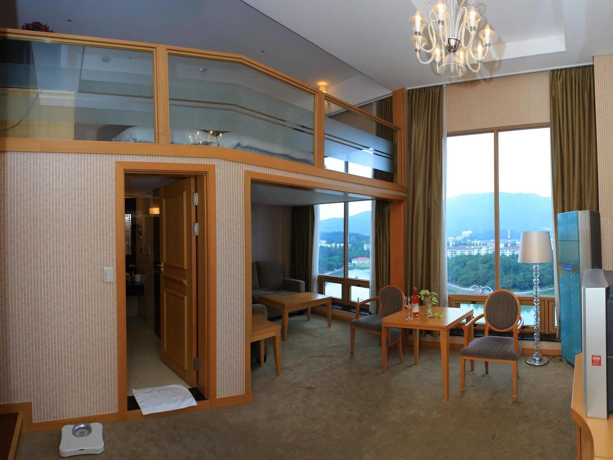 Hotel Avenue Changwon Extérieur photo
